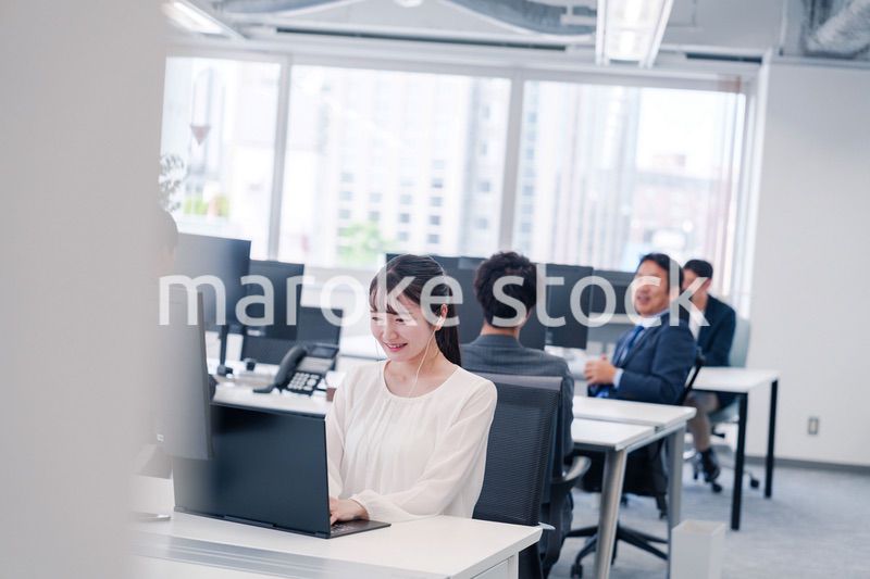 オフィスでリモート会議をする若い女性社員