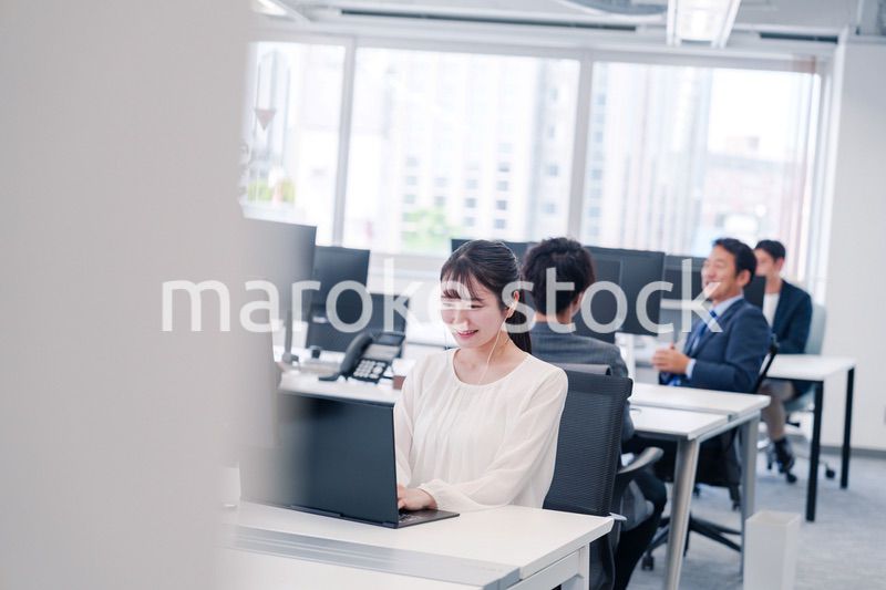 オフィスでリモート会議をする若い女性社員