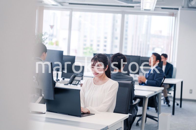 オフィスでリモート会議をする若い女性社員