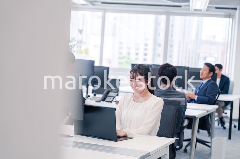 オフィスでリモート会議をする若い女性社員