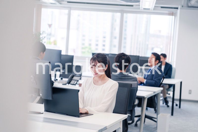 オフィスでリモート会議をする若い女性社員