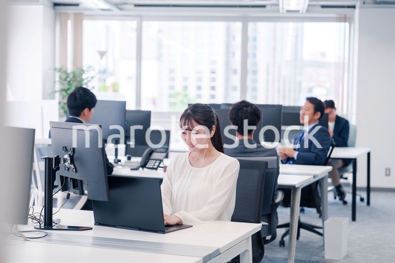 オフィスでリモート会議をする若い女性社員