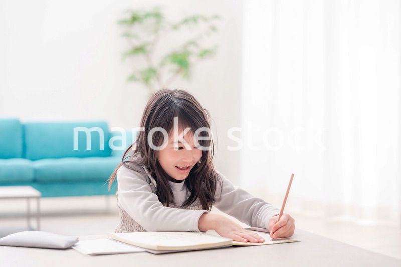 おうちで一人で宿題をする小学校低学年の女の子