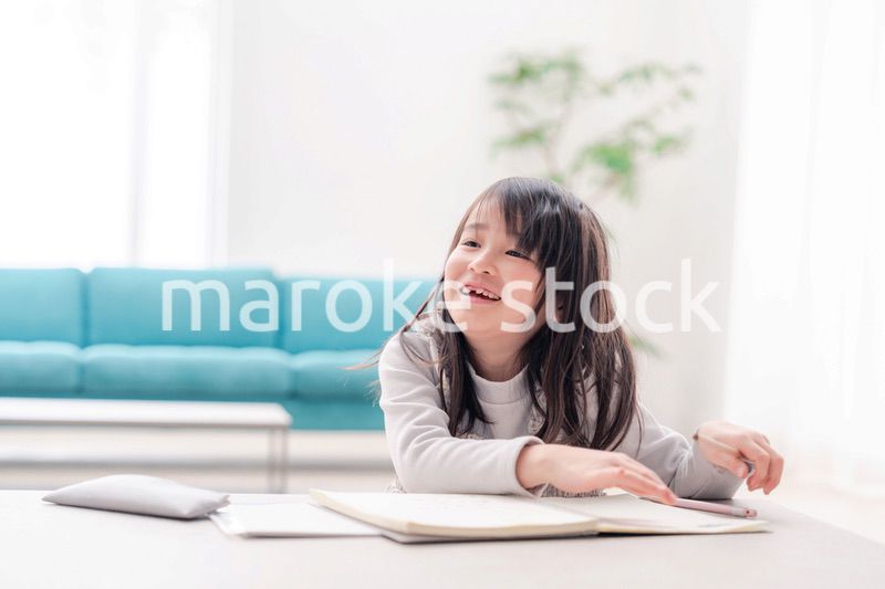 おうちで一人で宿題をする小学校低学年の女の子