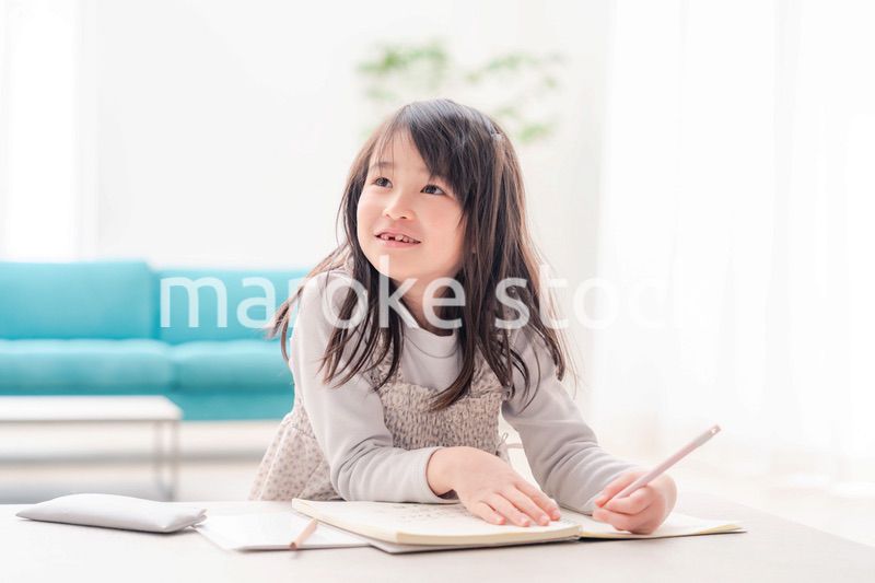 おうちで一人で宿題をする小学校低学年の女の子