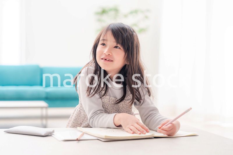 おうちで一人で宿題をする小学校低学年の女の子