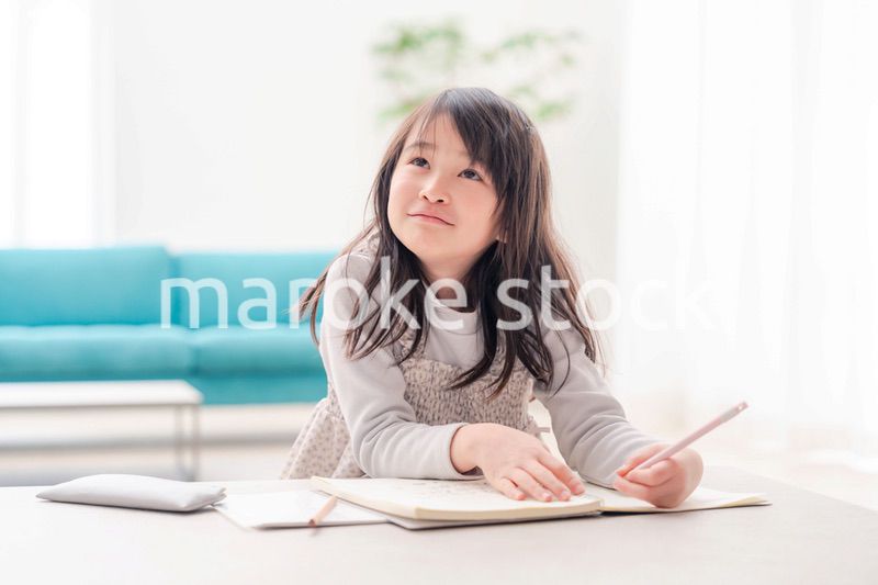 おうちで一人で宿題をする小学校低学年の女の子