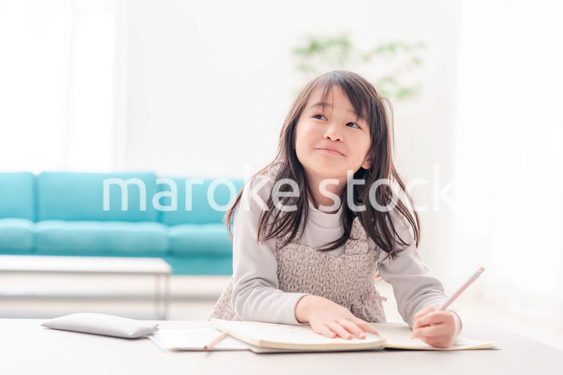 おうちで一人で宿題をする小学校低学年の女の子