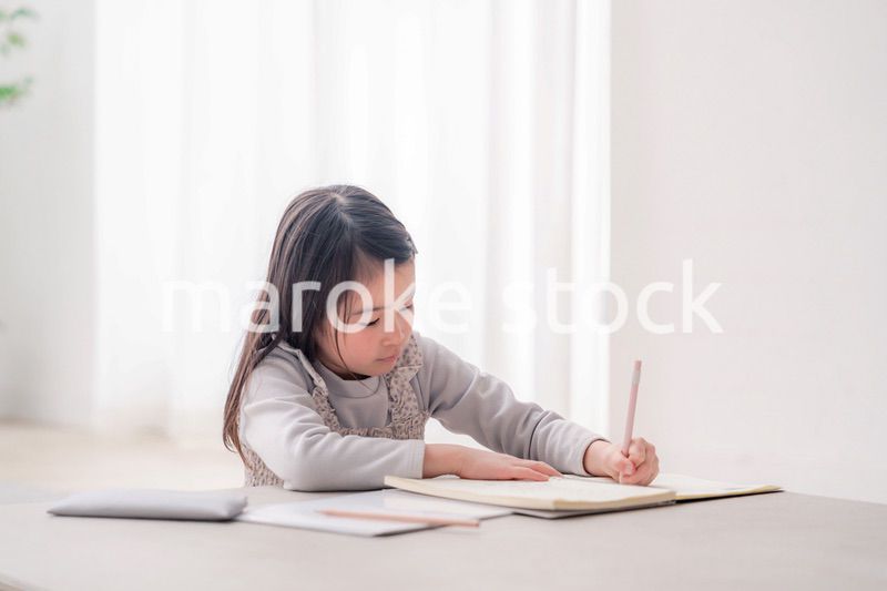 おうちで一人で宿題をする小学校低学年の女の子