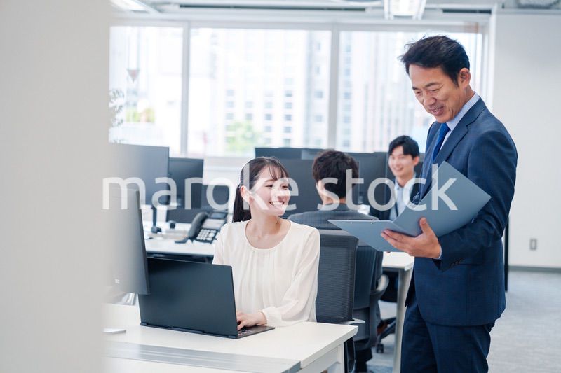 オフィスで上司と話をするビジネスウーマン