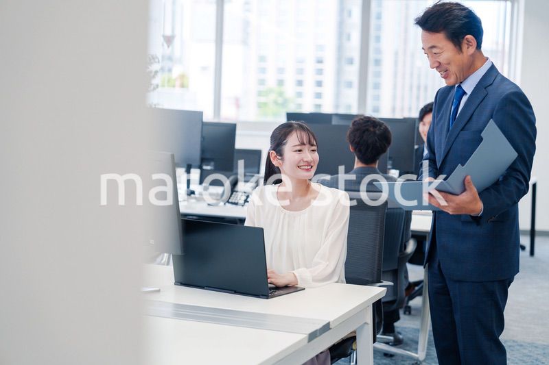 オフィスで上司と話をするビジネスウーマン