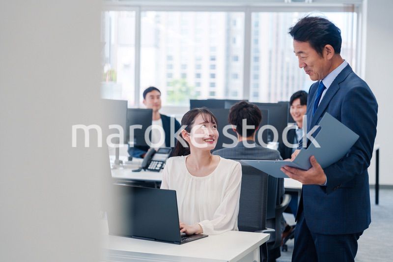 オフィスで上司と話をするビジネスウーマン