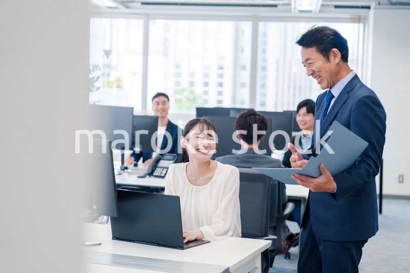 オフィスで上司と話をするビジネスウーマン
