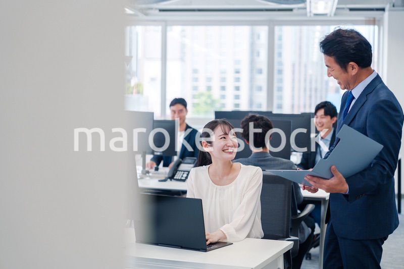 オフィスで上司と話をするビジネスウーマン