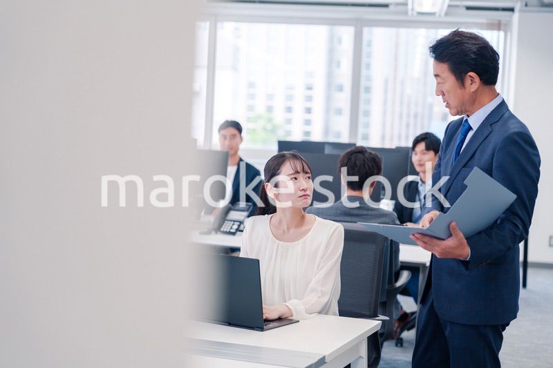 上司を白い目で見る若い女性社員