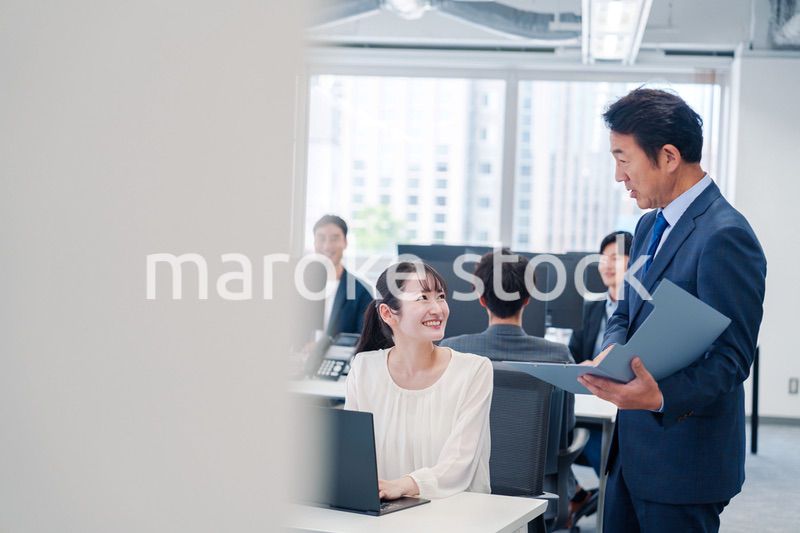オフィスで上司と話をするビジネスウーマン