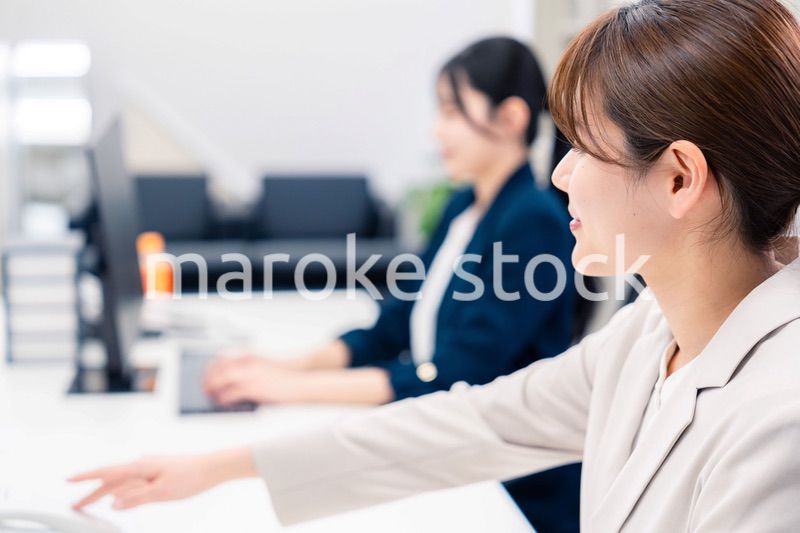 オフィスで事務の仕事をする若い女性社員