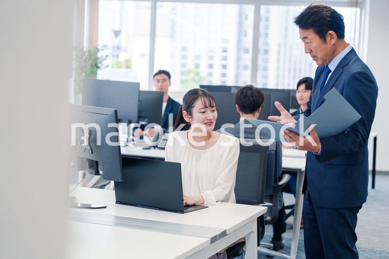 オフィスで上司と話をするビジネスウーマン