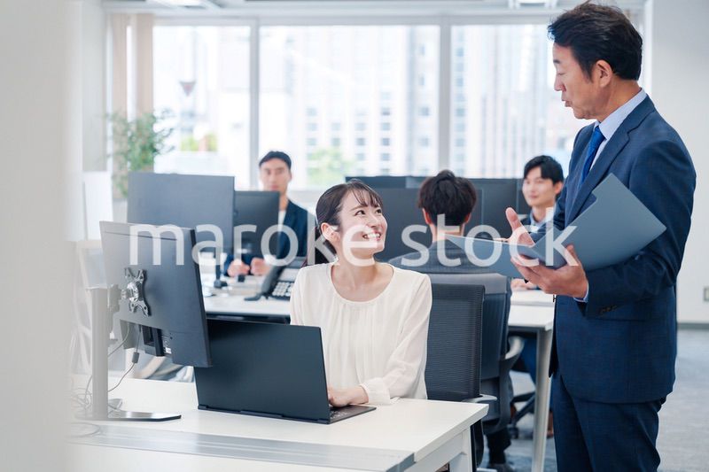 オフィスで上司と話をするビジネスウーマン