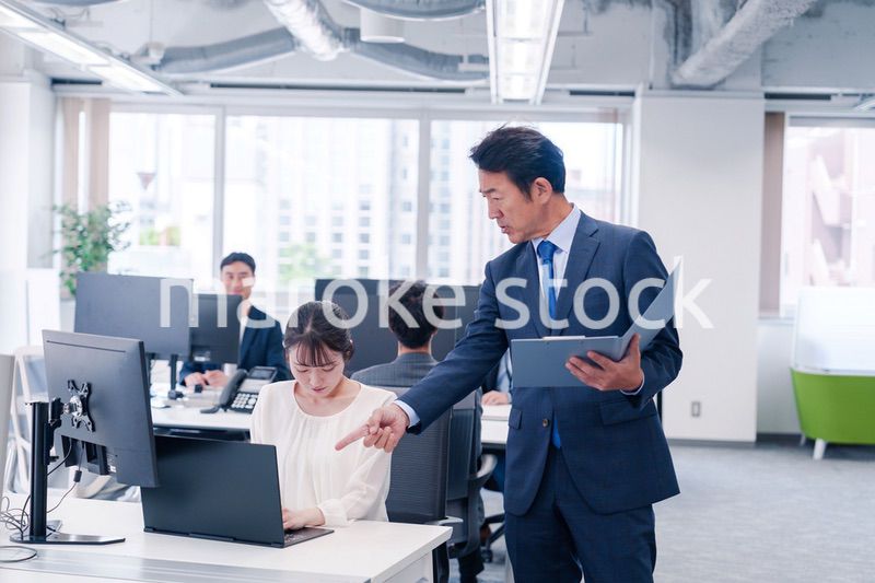 オフィスで上司から叱責をされる若い女性社員