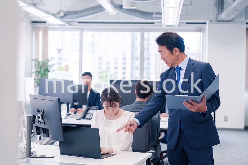 オフィスで上司から叱責をされる若い女性社員