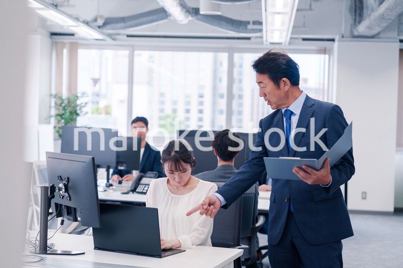 オフィスで上司から叱責をされる若い女性社員