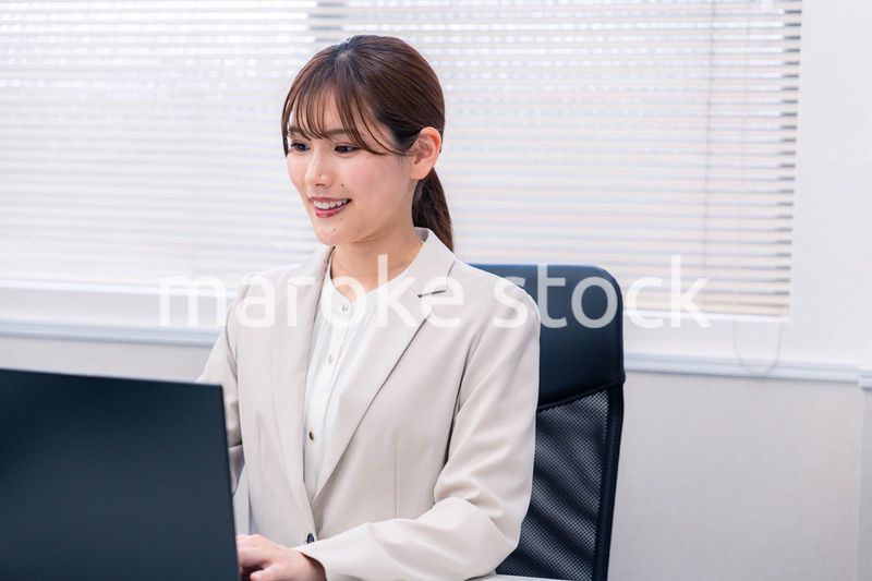 役所でデスクワークをする公務員の若い女性