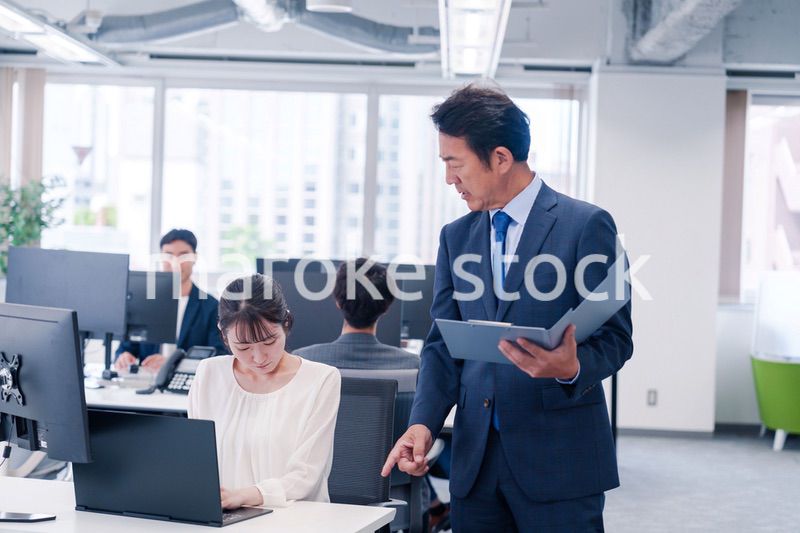 オフィスで上司から叱責をされる若い女性社員