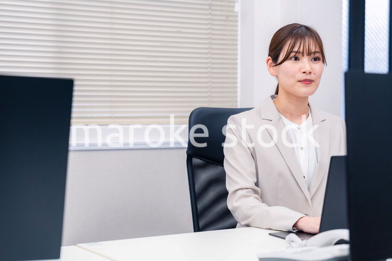 役所でデスクワークをする公務員の若い女性