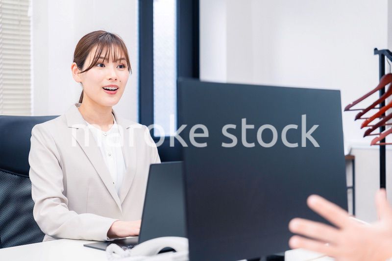 役所でデスクワークをする公務員の若い女性