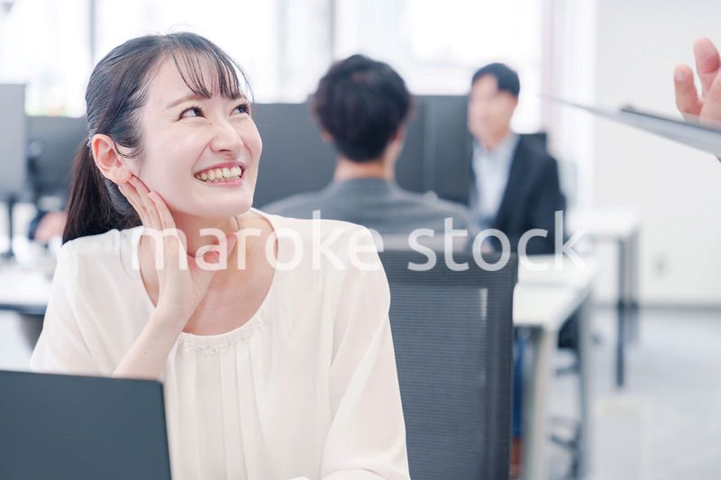 オフィスで楽しく雑談をする若い女性