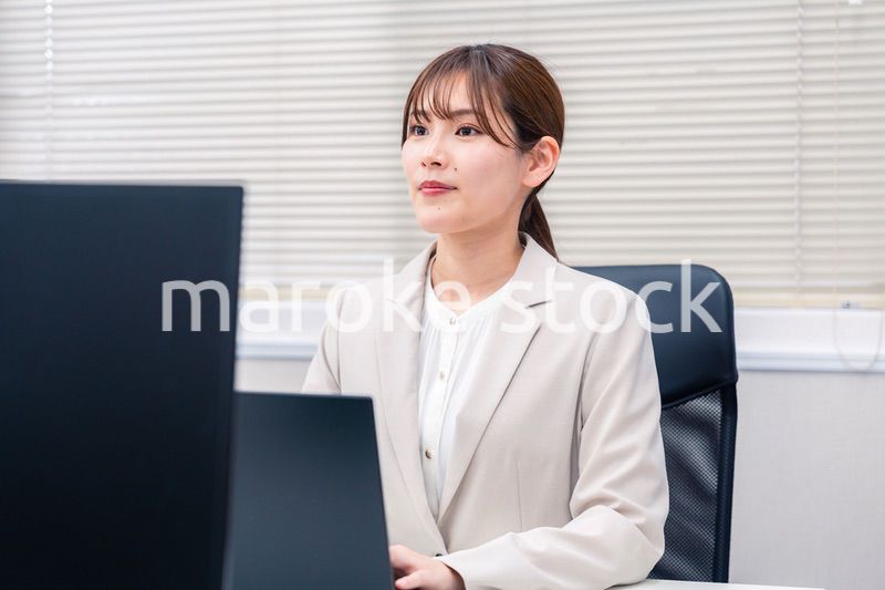 役所でデスクワークをする公務員の若い女性