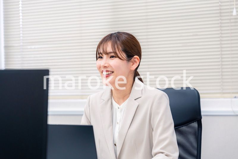 役所でデスクワークをする公務員の若い女性