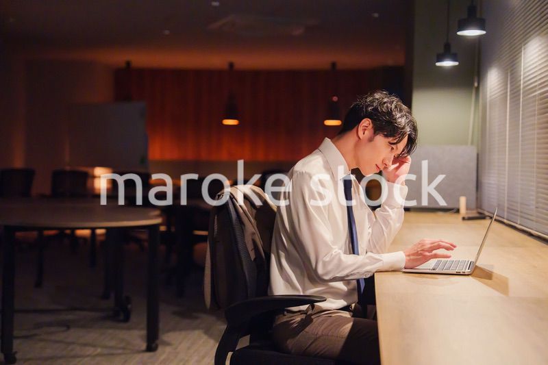夜遅くまで残業をする若い男性スタッフ