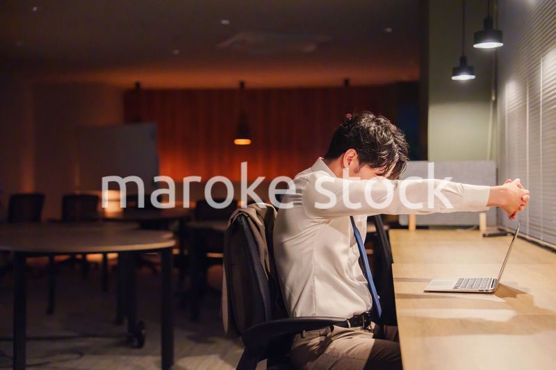 夜遅くまで残業をする若い男性スタッフ