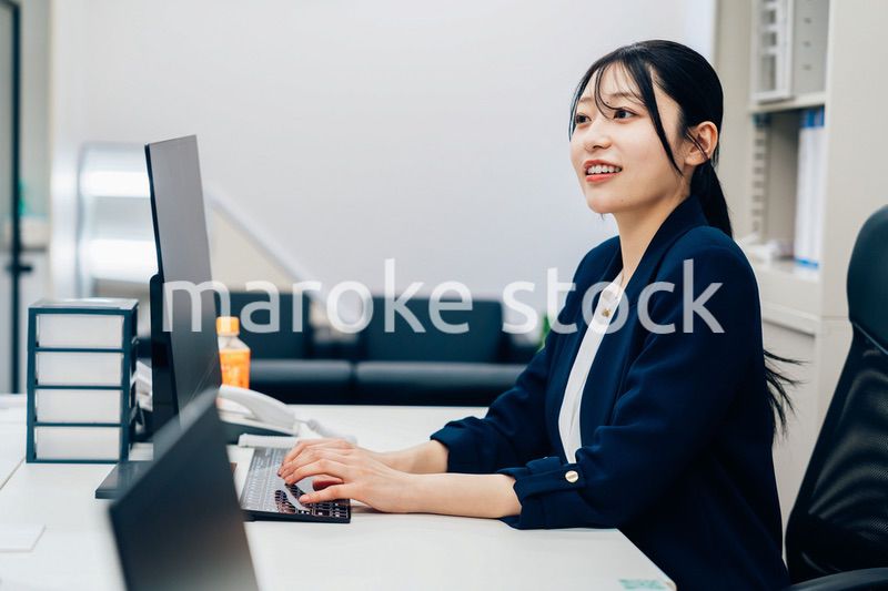 オフィスカジュアルで仕事をする若い女性