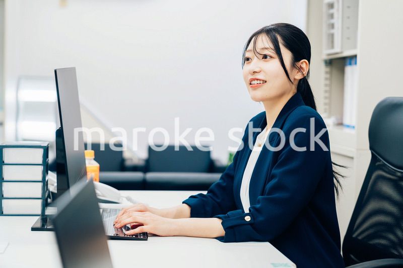 オフィスカジュアルで仕事をする若い女性