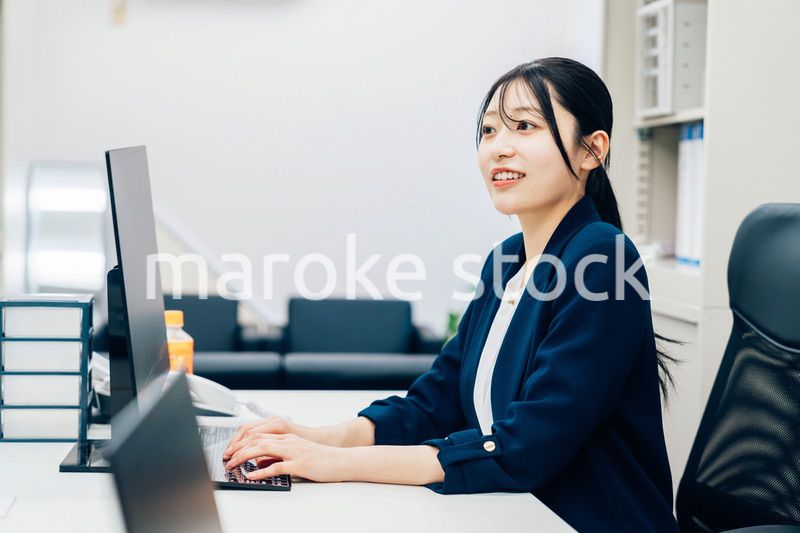 オフィスカジュアルで仕事をする若い女性