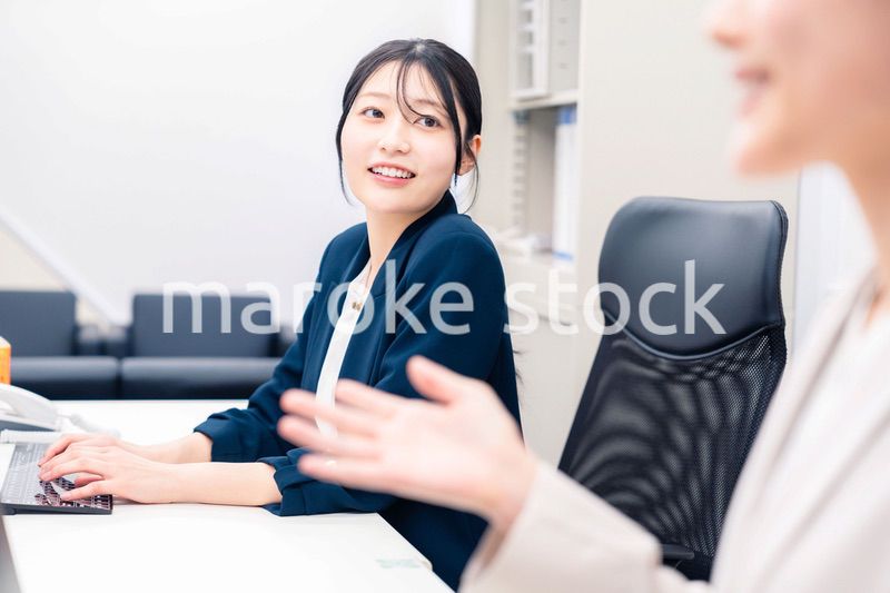 オフィスでデスクワークをする若い女性