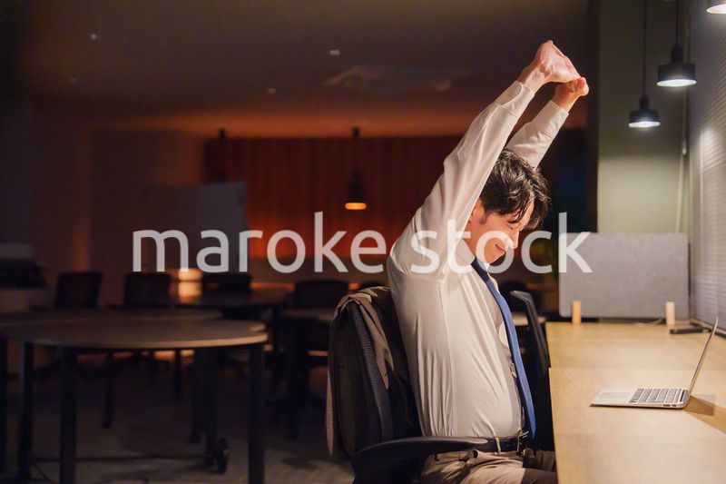 夜遅くまで残業をする若い男性スタッフ