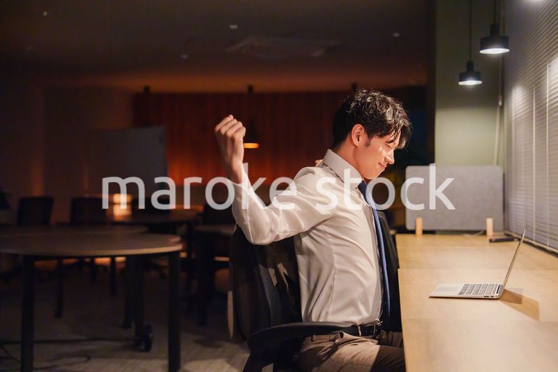 夜遅くまで残業をする若い男性スタッフ