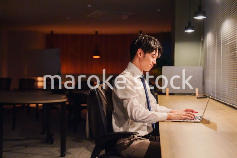 夜遅くまで残業をする若い男性スタッフ