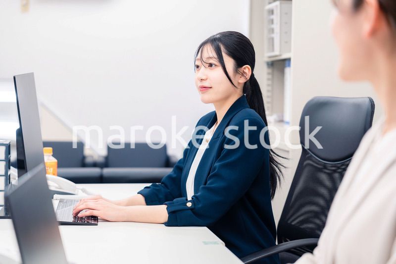 オフィスでデスクワークをする若い女性