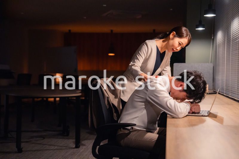 夜遅くまで働く男性とそれを労う女性上司