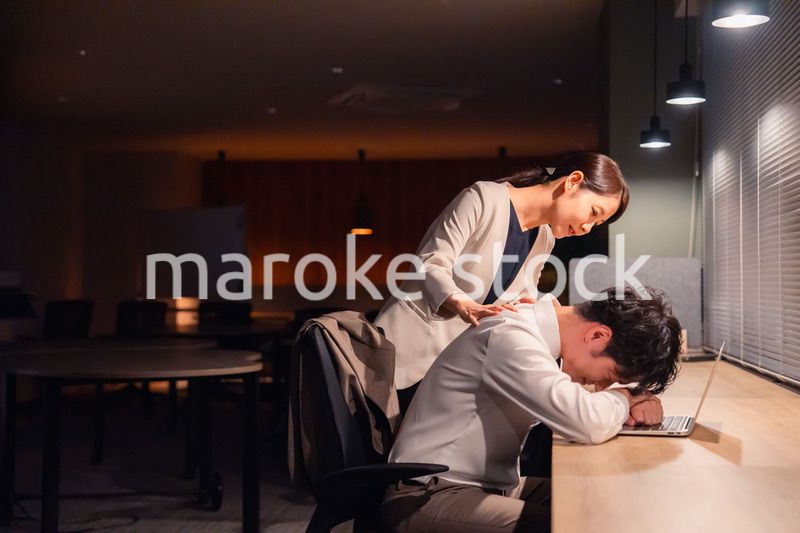 夜遅くまで働く男性とそれを労う女性上司