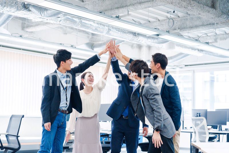 オフィスでハイタッチをするビジネスパーソン
