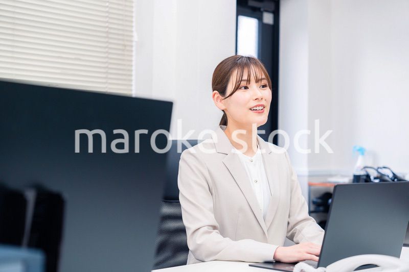 役所でデスクワークをする公務員の若い女性
