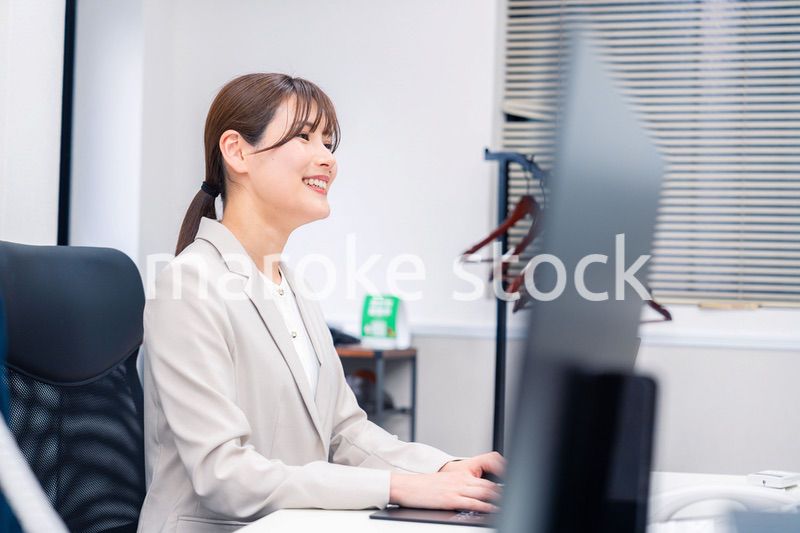 役所でデスクワークをする公務員の若い女性