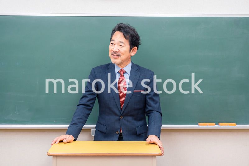 優しそうな雰囲気の男性教師