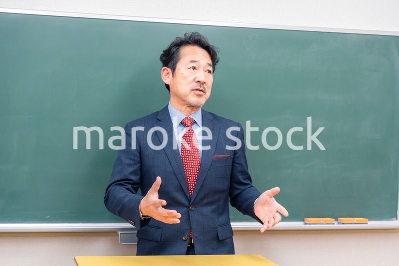 優しそうな雰囲気の男性教師